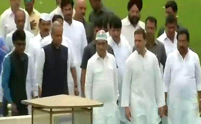 दलितों के मुद्दे पर आज उपवास पर पूरी कांग्रेस, राहुल गांधी पहुंचे राजघाट