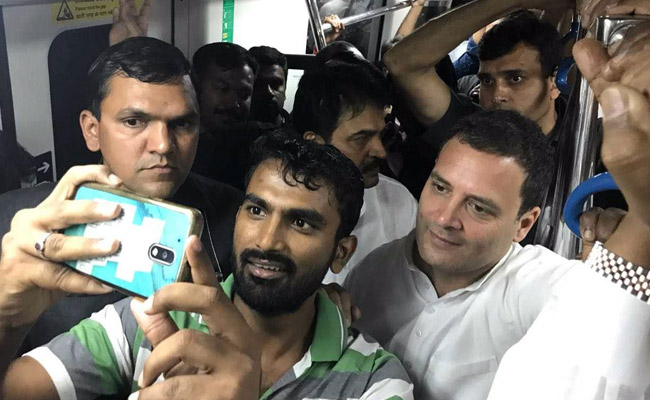 'आम आदमी स्टाइल' में राहुल का चुनाव प्रचार, मेट्रो में चढ़े और सड़क पर आइसक्रीम भी खाई