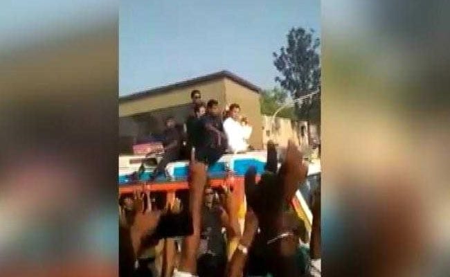 VIDEO : राहुल की सुरक्षा में बड़ी चूक? भीड़ से फेंकी गई माला सीधे गले में पड़ी