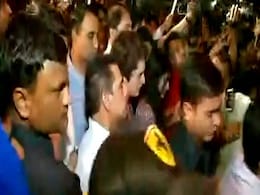 कठुआ और उन्नाव में गैंगरेप की घटना के विरोध में राहुल गांधी का इंडिया गेट पर कैंडल मार्च कठुआ और उन्नाव में गैंगरेप की घटना के विरोध में राहुल गांधी का इंडिया गेट पर कैंडल मार्च