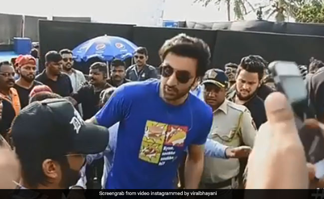 VIDEO: सड़कों पर अपने फैन्स से मिलने पहुंचे रणबीर, कॉलेज के दिनों के सुनाए किस्से