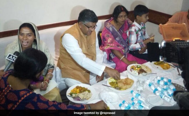 केंद्रीय मंत्री रविशंकर प्रसाद ने 5 सितारा होटल में दलितों के साथ किया लंच, जानिए क्या है कारण