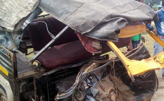 यूपी: हरदोई में बड़ा सड़क हादसा, छह की मौत, सात गंभीर रूप से घायल  यूपी: हरदोई में बड़ा सड़क हादसा, छह की मौत, सात गंभीर रूप से घायल