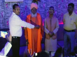 ‘नाइट क्लब’ का उद्घाटन करके फंसे बीजेपी सांसद साक्षी महाराज, कहा- धोखे से बुलाया गया ‘नाइट क्लब’ का उद्घाटन करके फंसे बीजेपी सांसद साक्षी महाराज, कहा- धोखे से बुलाया गया