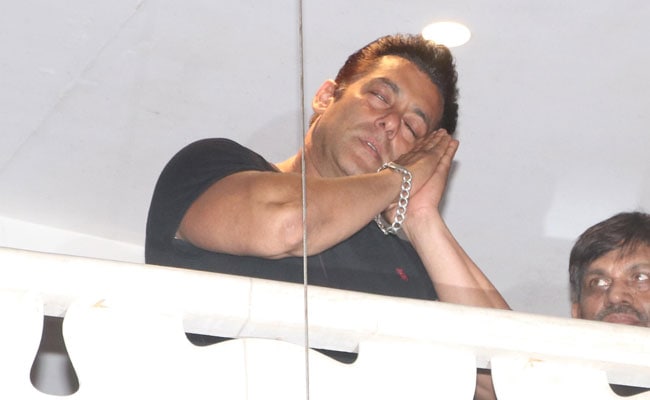 Salman Khan ने फैन्स को किया इशारा- अब घर जाओ, मुझे सोना है; देखें Video