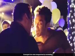 बॉबी देओल के साथ पंजाबी गाने पर थिरके सलमान खान, भांजे आहिल शर्मा की बर्थडे पार्टी का Video Viral बॉबी देओल के साथ पंजाबी गाने पर थिरके सलमान खान, भांजे आहिल शर्मा की बर्थडे पार्टी का Video Viral