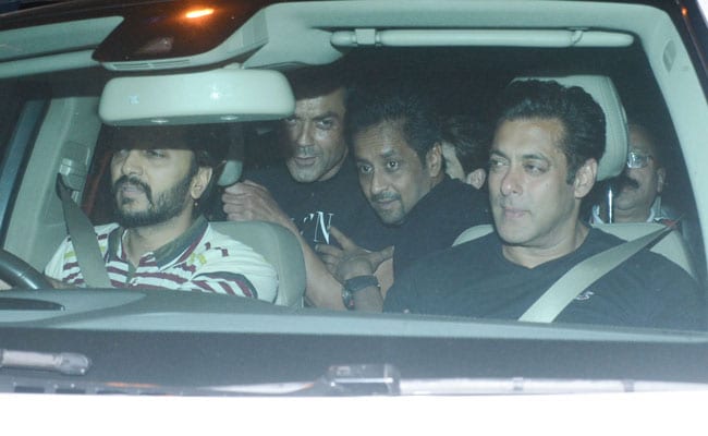 Salman Khan ने अटेंड की को-स्टार की बर्थडे पार्टी, यूलिया वंतूर भी हुईं शामिल; देखें Photos