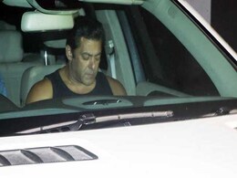 जमानत मिलते ही 'रेस 3' में बिजी हुए सलमान खान, प्रोड्यूसर के ऑफिस इस अंदाज में पहुंचे जमानत मिलते ही 'रेस 3' में बिजी हुए सलमान खान, प्रोड्यूसर के ऑफिस इस अंदाज में पहुंचे