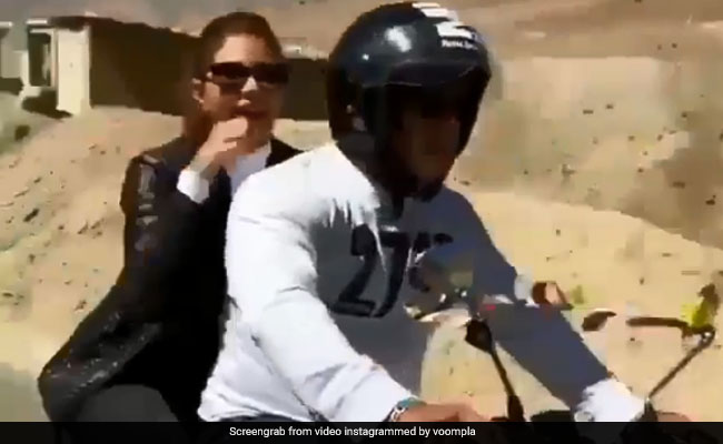 Viral Video: लद्दाख में मोटरसाइकिल चलाते नजर आए सलमान खान, बैकसीट पर बैठी थी ये हीरोइन