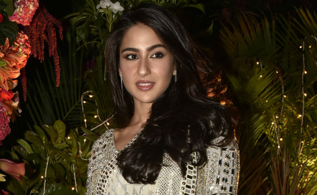 Watch: Sara Ali Khan's <i>Saat Samundar Paar</i> Dance Moves Set The Party Mood