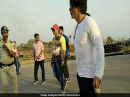 Shah Rukh Khan Has Cut His Commute Time To Almost Zero With Help From A Chopper: Reports Shah Rukh Khan Has Cut His Commute Time To Almost Zero With Help From A Chopper: Reports