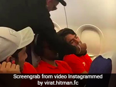 चैन की नींद सो रहे थे खिलाड़ी, शरारती धवन ने कुछ ऐसे किया नाक में दम... देखें गजब का VIDEO