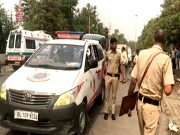 दिल्ली : नरेला में अज्ञात बदमाशों ने लूटी कैश वैन, गार्ड और कैशियर को मारी 20 गोलियां दिल्ली : नरेला में अज्ञात बदमाशों ने लूटी कैश वैन, गार्ड और कैशियर को मारी 20 गोलियां