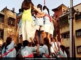 गर्ल गैंग के साथ इस अंदाज में मटकी फोड़ने पहुंची ये एक्ट्रेस, वीडियो हुआ वायरल गर्ल गैंग के साथ इस अंदाज में मटकी फोड़ने पहुंची ये एक्ट्रेस, वीडियो हुआ वायरल