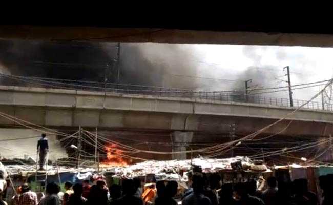 दिल्ली में आग लगने से 250 झुग्गियां जलकर खाक