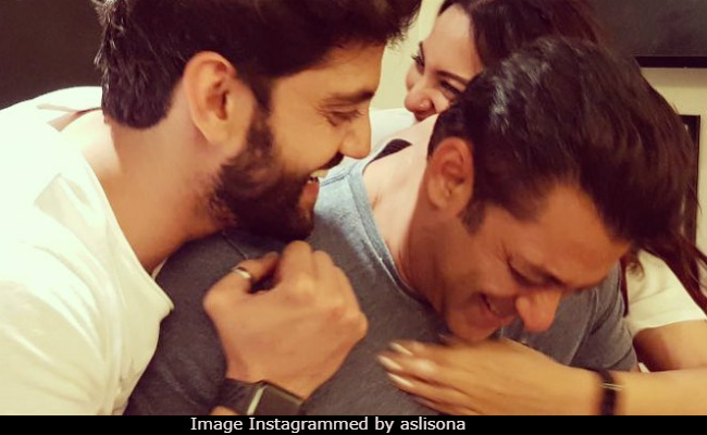 Sonakshi Sinha's Message To Salman Khan: '<I>Hum</i> Really Saath Saath Hain</i>'