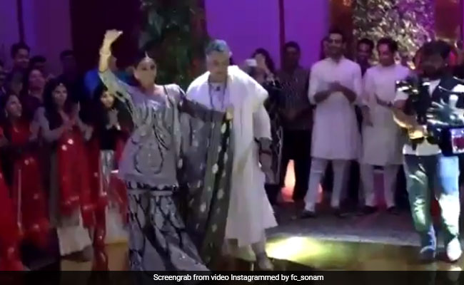 अपनी फिल्म के गाने पर डांस करने से पहले शरमा गईं सोनम कपूर, Video Viral