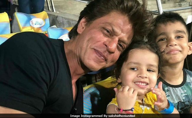 IPL 2018: धोनी की बेटी के साथ शाहरुख खान की मस्ती, सोशल मीडिया पर वायरल इनकी जोड़ी