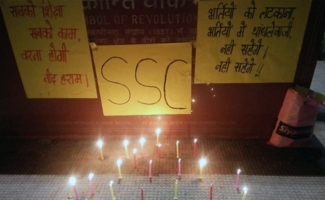 देश भर में छात्रों ने SSC के एडमिट कार्ड को जलाकर किया परीक्षा का बहिष्कार