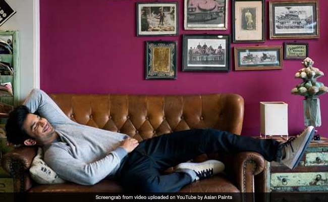 सुशांत सिंह राजपूत ने लिविंग रूम में लगाई Time Machine, वीडियो में देखें उनका लैविश अपार्टमेंट