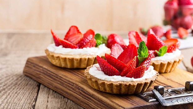 Banana Phirni Tartlets with Fresh Strawberries