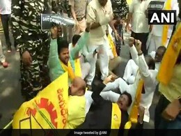 PM आवास के सामने प्रदर्शन कर रहे टीडीपी के 19 सांसद लिए गए हिरासत में PM आवास के सामने प्रदर्शन कर रहे टीडीपी के 19 सांसद लिए गए हिरासत में