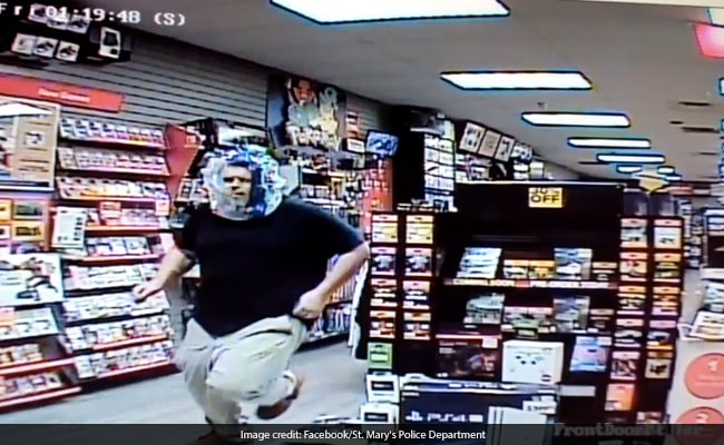 Video: Thief Used Plastic Wrapper As Disguise. Everyone Could See His Face