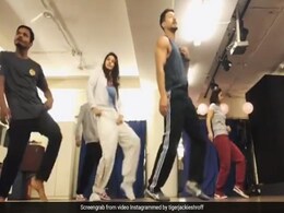Baaghi 2 बॉक्स ऑफिस पर हिट, टाइगर श्रॉफ और दिशा पटानी ने ऐसे मनाया जश्न; देखें Video Baaghi 2 बॉक्स ऑफिस पर हिट, टाइगर श्रॉफ और दिशा पटानी ने ऐसे मनाया जश्न; देखें Video