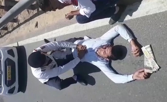 Delhi Traffic Cops Saw Driver "Unconscious" In Moving Car, Saved Him Using CPR