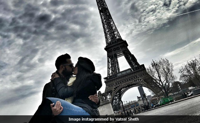 couples kissing and eiffel tower