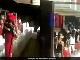 IPL 2018: स्टेडियम के शोर-शराबे के बीच विराट कोहली ने लगाया अनुष्का शर्मा को फोन, Video Viral IPL 2018: स्टेडियम के शोर-शराबे के बीच विराट कोहली ने लगाया अनुष्का शर्मा को फोन, Video Viral