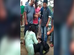 मेघालय में भीड़ ने दोस्तों संग पिकनिक मनाने गई लड़की की कर दी पिटाई   मेघालय में भीड़ ने दोस्तों संग पिकनिक मनाने गई लड़की की कर दी पिटाई