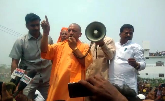 कुशीनगर हादसा : प्रदर्शन कर रहे लोगों को सीएम योगी ने 'नौटंकी' बंद करने की नसीहत दी