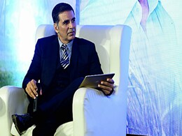 <I>Rustom</i> Costume Controversy: Akshay Kumar Defends Twinkle; Says, 'I Support My Wife' <I>Rustom</i> Costume Controversy: Akshay Kumar Defends Twinkle; Says, 'I Support My Wife'