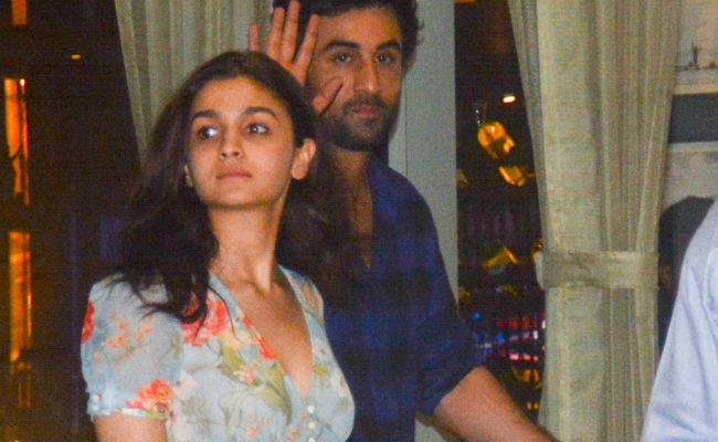 <I>Brahmastra </i> Co-Stars Alia Bhatt, Ranbir Kapoor Bond Over Dinner. See Pics