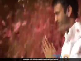 अंबानी परिवार ने कुछ इस तरह किया दामाद का स्वागत, वीडियो हुआ वायरल अंबानी परिवार ने कुछ इस तरह किया दामाद का स्वागत, वीडियो हुआ वायरल