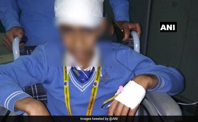 दक्षिणी कश्मीर के शोपियां में स्कूल बस पर अनजान लोगों ने की पत्थरबाज़ी, दो बच्चे हुए जख्मी