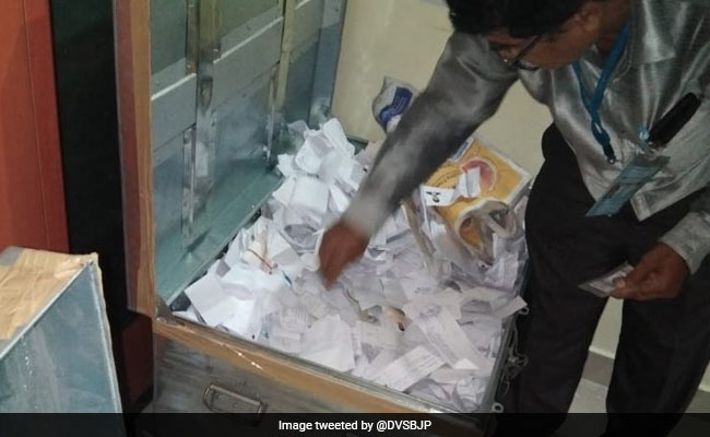 कर्नाटक चुनाव: अपार्टमेंट से मिले 9746 वोटर आईडी कार्ड, Cong-BJP आमने-सामने, EC बोला-शुरुआती जांच में कार्ड फ़र्ज़ी नहीं