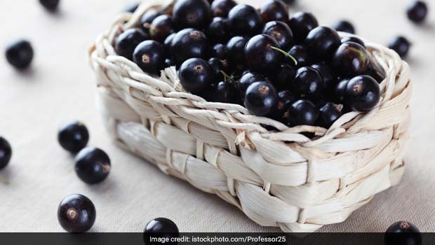 Two Ways Of Using Black Currant Fruit In Your Diet For A Sweet And Sour Treat