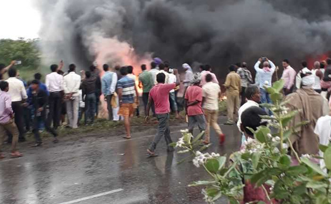 बिहार : मोतिहारी में भीषण सड़क हादसा, धू-धू कर जल उठी बस