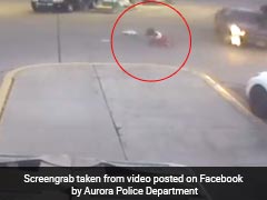 VIDEO: कार समेत अगवा कर ले जा रहा था, लड़की ने चलती गाड़ी से ऐसे लगाई छलांग