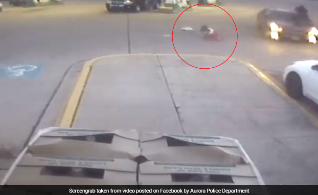 VIDEO: कार समेत अगवा कर ले जा रहा था, लड़की ने चलती गाड़ी से ऐसे लगाई छलांग