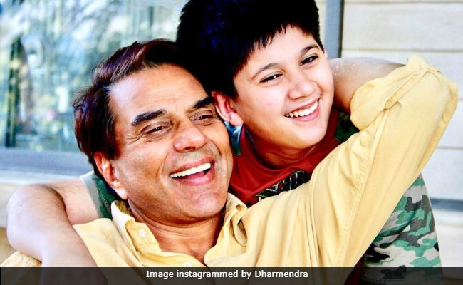 The Kid In This Pic With Dharmendra Is His 'Ummeed, Bharosa.' Guess Who?