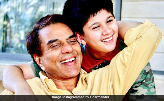 The Kid In This Pic With Dharmendra Is His "<i>Ummeed</i>, <i>Bharosa</i>." Guess Who?