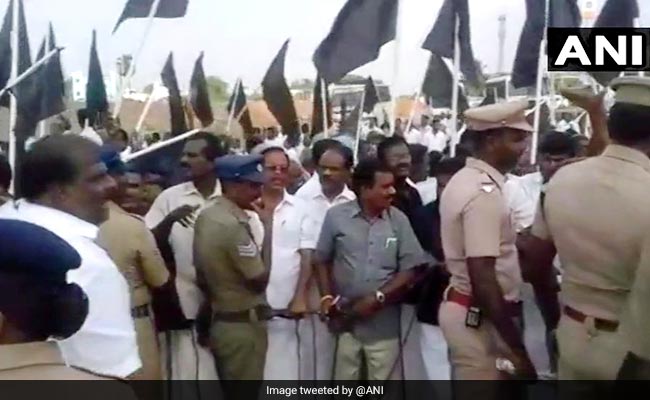 Cauvery Protest: DMK Workers Throw Stones at Defence Minister's Car