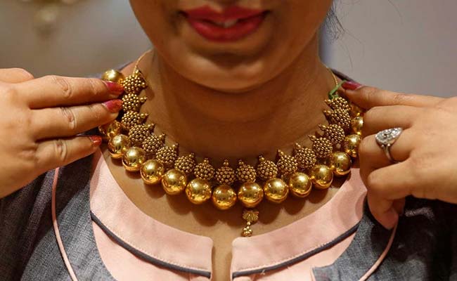 Gold Price Today : रिकॉर्ड हाई से लगभग 9,000 रुपये सस्ता चल रहा सोना, क्या फिर बढ़ेंगे दाम?