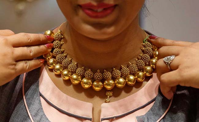 Gold Price Today : दिल्ली में 883 रुपये महंगा हो गया सोना, लेकिन गोल्ड फ्यूचर में आई गिरावट, देखें लेटेस्ट रेट