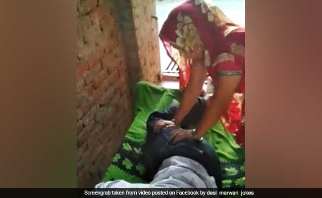 VIDEO: पति के पैर दबाते हुए पत्नी ने किया ऐसा, हंसी नहीं रोक पाएंगे आप