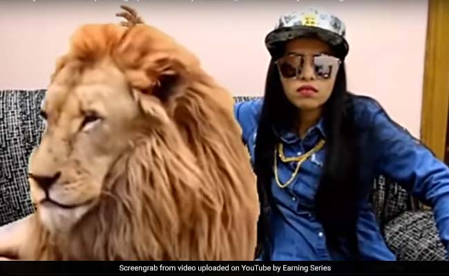 IPL 2018: MS Dhoni की फैन हुईं ढिंचैक पूजा, शेर के साथ बैठकर आया गाना