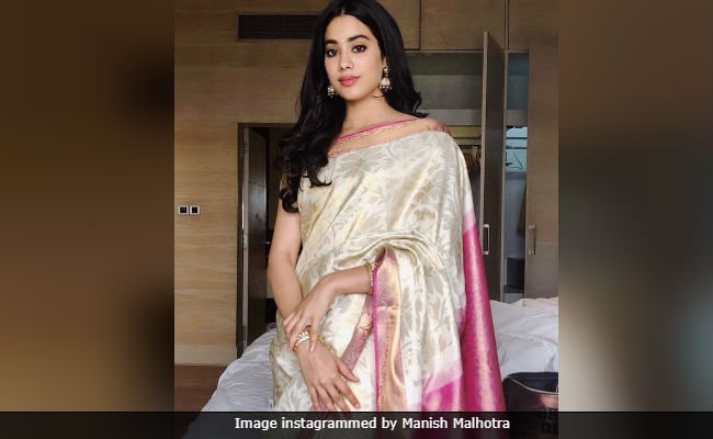 Let Janhvi Kapoor's red bindi and gajra-laden bun show you how to ace  traditional chic this festive season | Vogue India